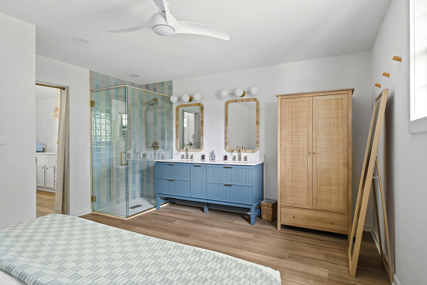 King Premier Cabin bedroom with wood headboard