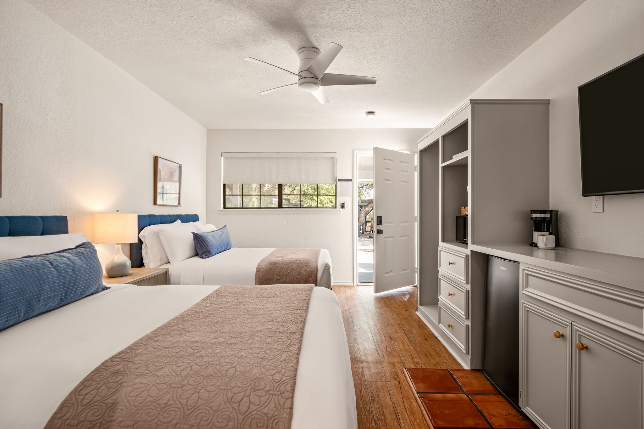 Studio Suite with two full beds and kitchenette