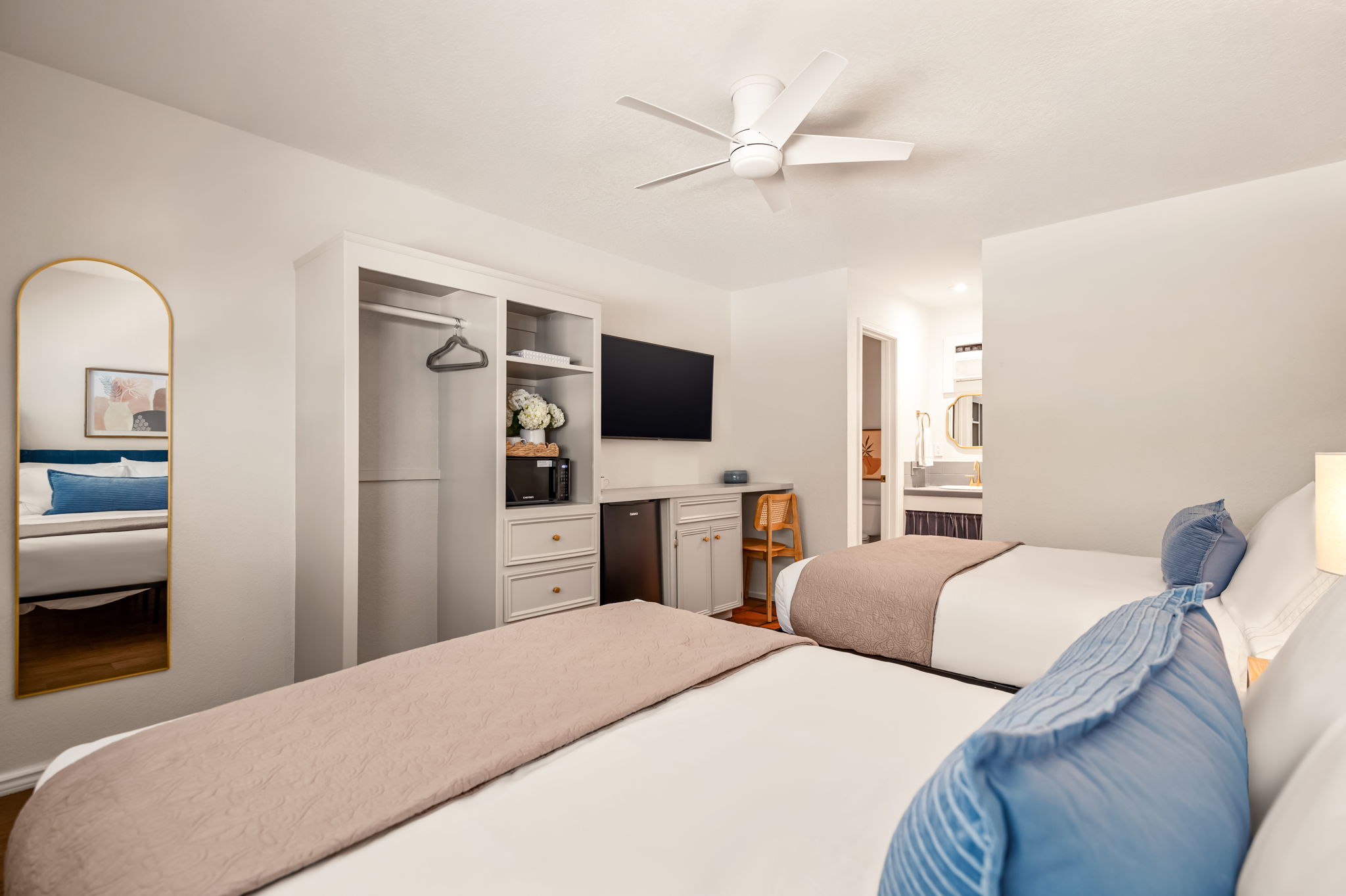 Studio Suite with two full beds and kitchenette