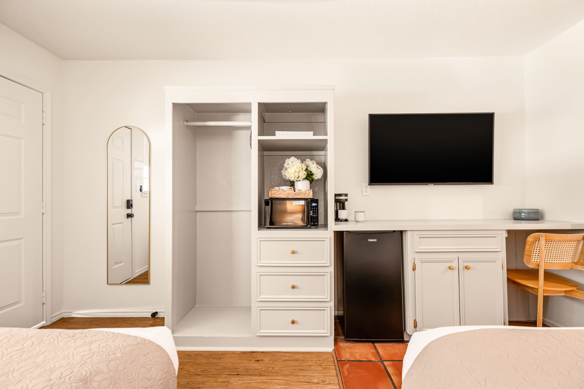 Studio Suite with two full beds and kitchenette