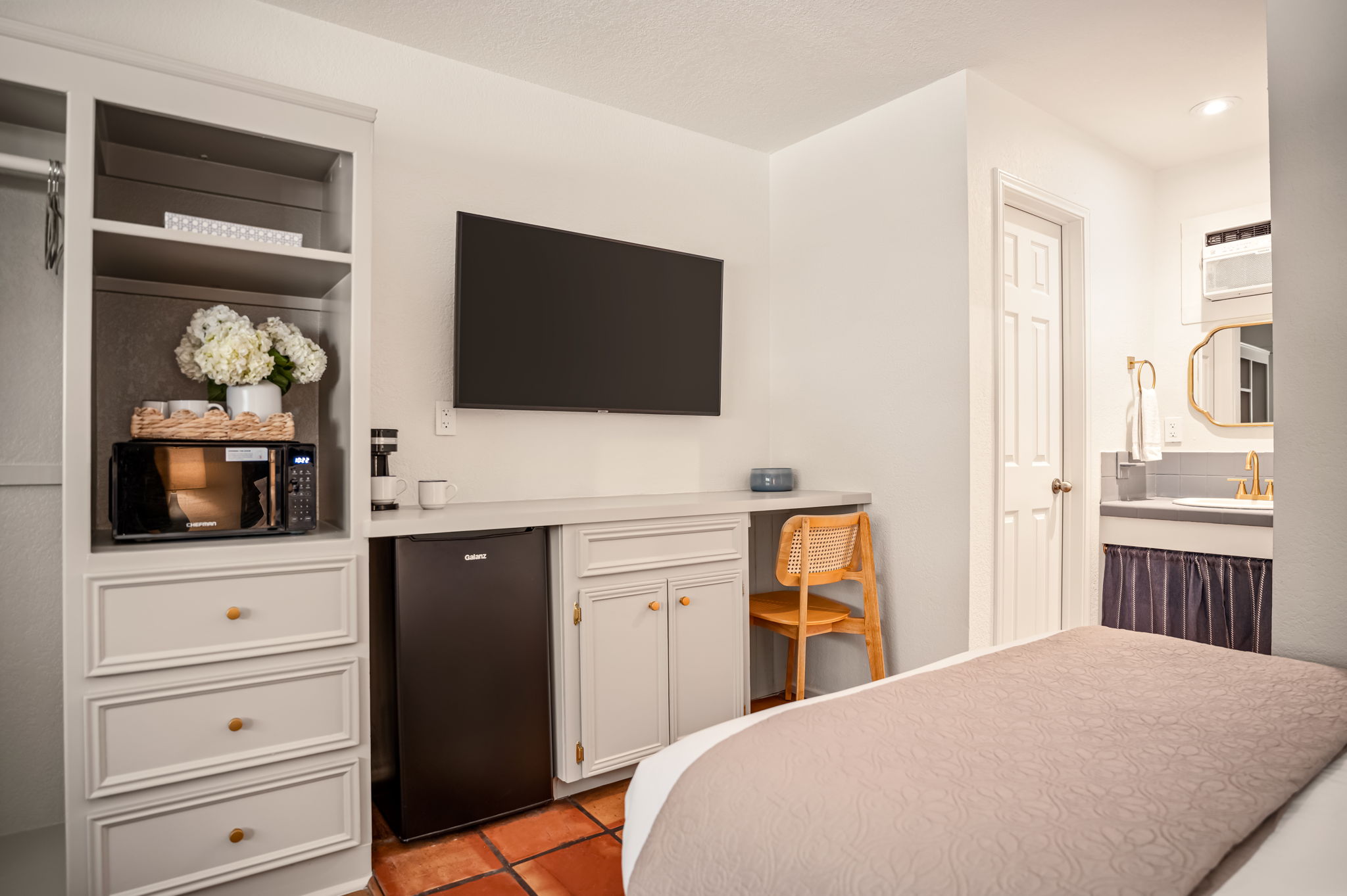 Studio Suite with two full beds and kitchenette