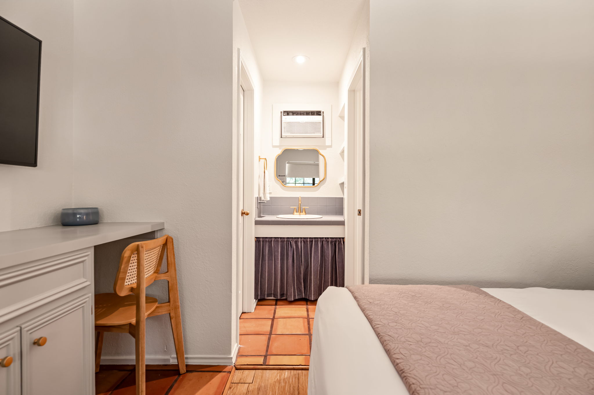 Studio Suite with two full beds and kitchenette