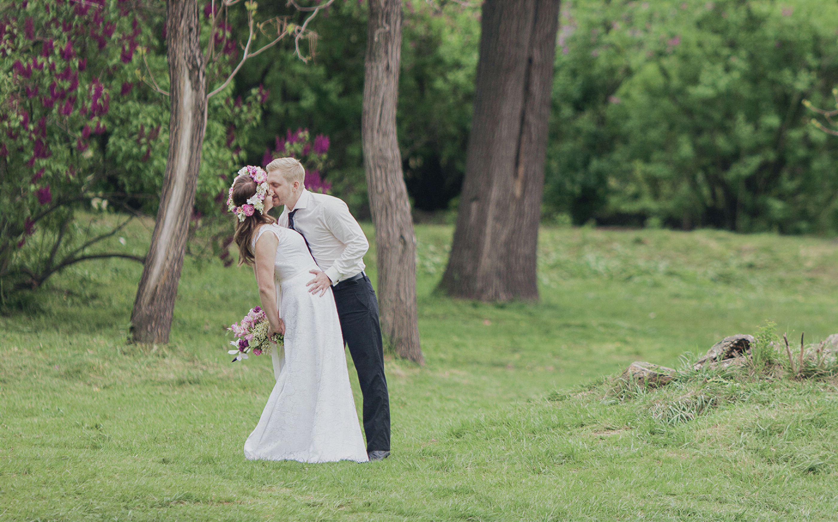 A kiss on the lawn under the trees